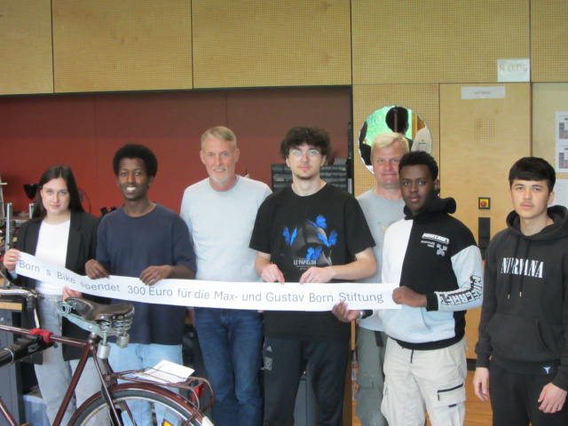 Fahrradwerkstatt „Born´s Bike“ übergibt Spenden an die Max- und Gustav Born Stiftung